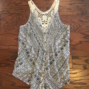 Beautiful Guess tank with lace detail